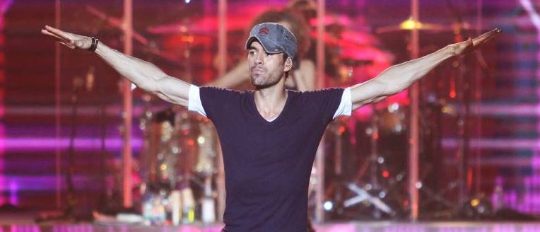 enrique-iglesias-besa-una-fan-en-pleno-concierto