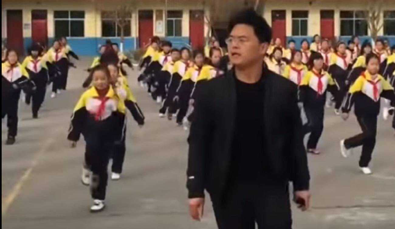 profesor-en-china-motiva-al-ejercicio-al-ritmo-del-shuffle