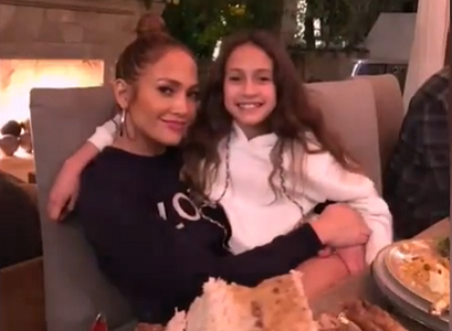 ¡Hermosa! La hija de Jlo canta con su madre en un concierto