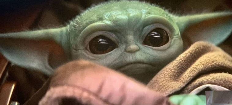 muy-tierno-un-bebe-yoda-cautivo-en-estreno-de-la-serie-mandalorian-de-disney