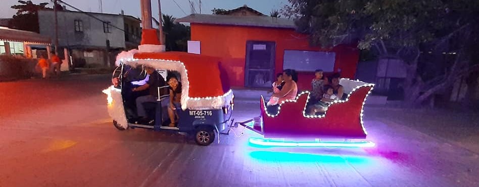 este-es-hombre-convirtio-su-mototaxi-en-un-trineo-y-ahora-es-conocido-como-el-santa-claus-de-mexicano