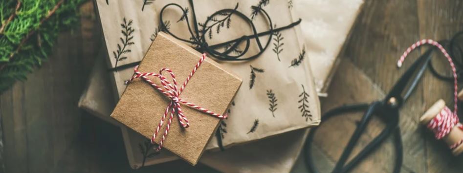 conoce-como-envolver-un-regalo-para-navidad-con-poco-papel