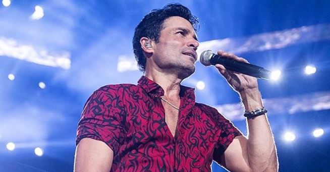 esta-fan-de-chayanne-le-regalaron-una-sensual-cobija-del-artista