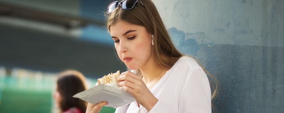 sabias-que-las-mujeres-con-novios-feos-tienen-comer-mas-comida-chatarra