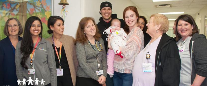 ¡Conmovedor! Una pequeña bebé toca la campana de la vida luego de vencer el cáncer