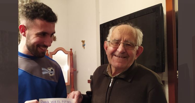 Joven le hizo a su abuelo un instructivo para que pudiera usar el control del televisor