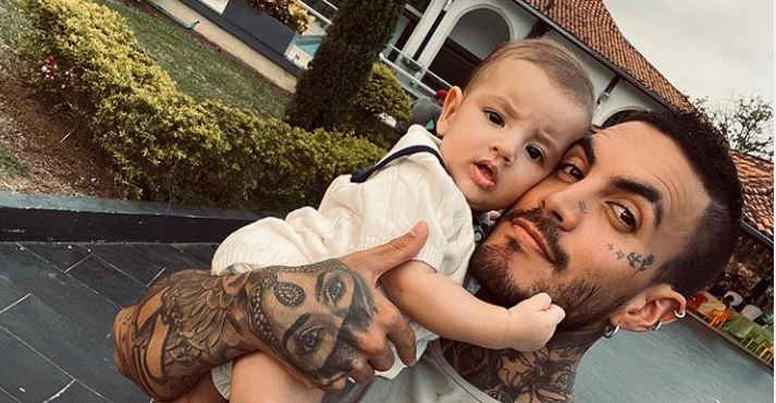 Así le enseña Mateo Carvajal a su hijo Salvador a decir papá