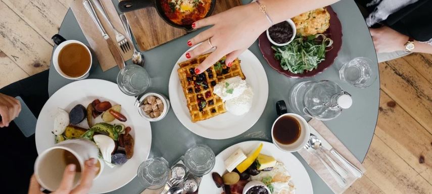 Comer menos en la noche y más en la mañana ayuda evitar la obesidad