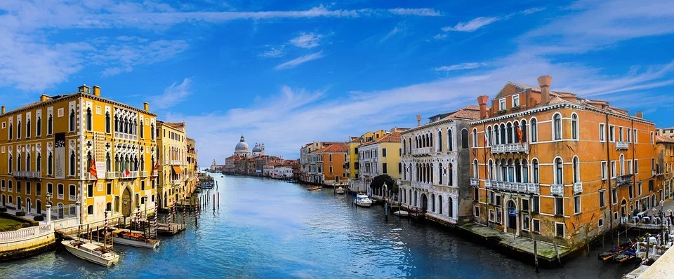 Gracias a la cuarentena en Italia, el agua de los canales de Venecia se ve más clara