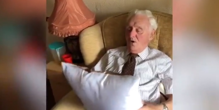 ¡Conmovedor! Abuelo rompe en llanto luego que le regalaran una almohada con la foto de su difunta esposa