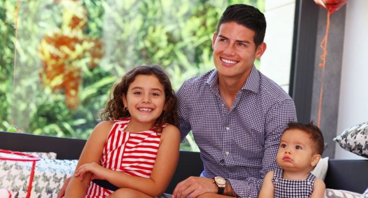 ¡Se ven muy tiernos! James Rodríguez, Salomé y Samuel posaron por primera vez juntos para una revista