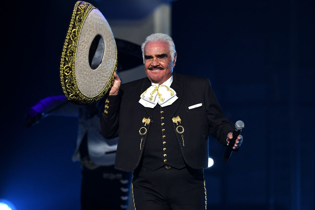 Vicente Fernández es acusado de abusador por un video donde le toca el pecho a una joven