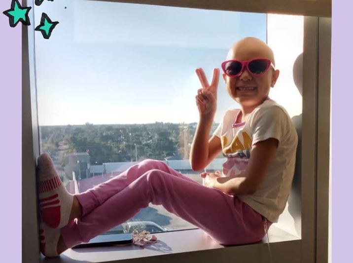 Niña con cáncer se vuelve viral en TikTok al bailar “Ropa cara”