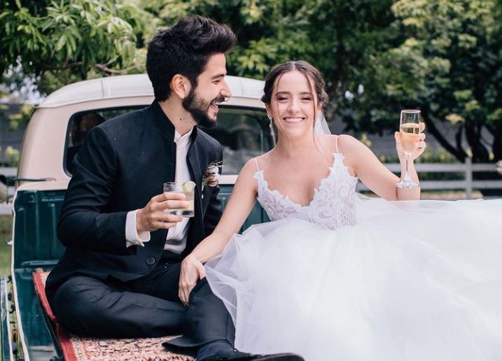 En la playa y con mucho amor, así celebraron Evaluna y Camilo su primer aniversario