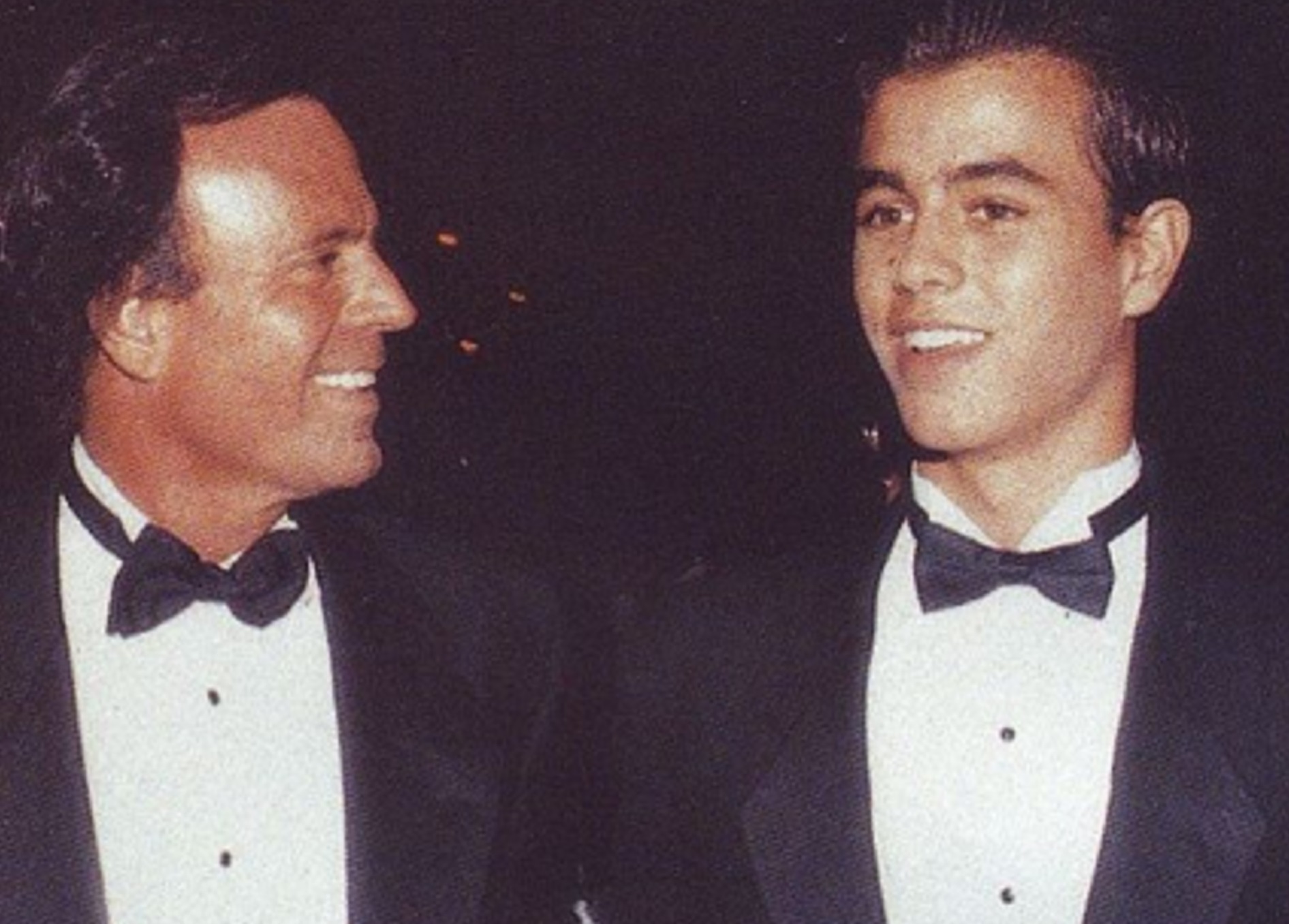 Usuarios afirman que Enrique Iglesias y Julio Iglesias se distanciaron por temas musicales