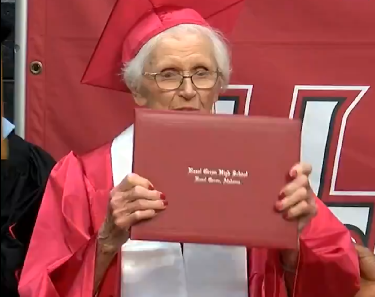 Abuela hizo realidad su sueño y se graduó a los 94 años de la escuela