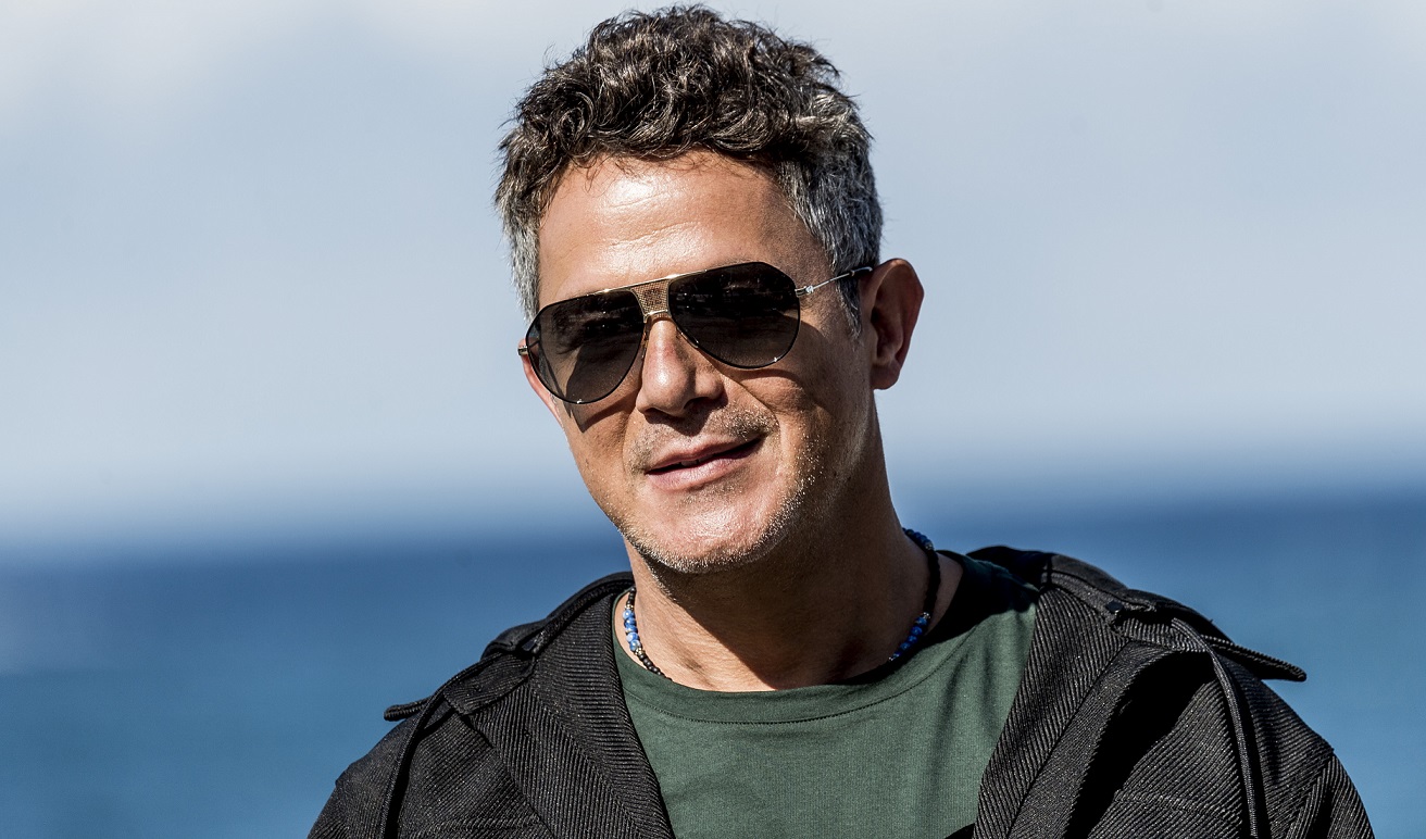 Alejandro Sanz y Rachel Valdés presumen su amor en medio del mar