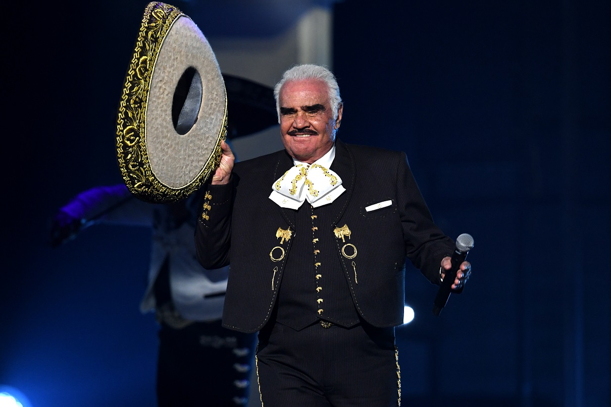 Vicente Fernández generó opiniones divididas el presumir sus zapatos de más de 3 millones pesos