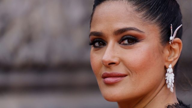 Salma Hayek Celebr Sus A Os Con Sensual Video En Bikini