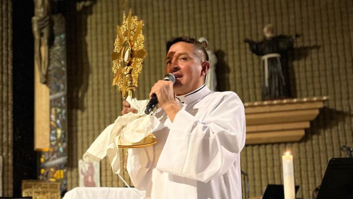 Ahora cantante, el 'Padre Chucho' se dedica a la música católica