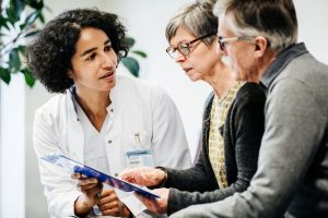 Pareja visitando al médico (Getty Images)