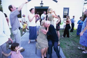 Familia celebrando el aniversario de boda de sus padres y abuelos (Foto vía Getty Images)