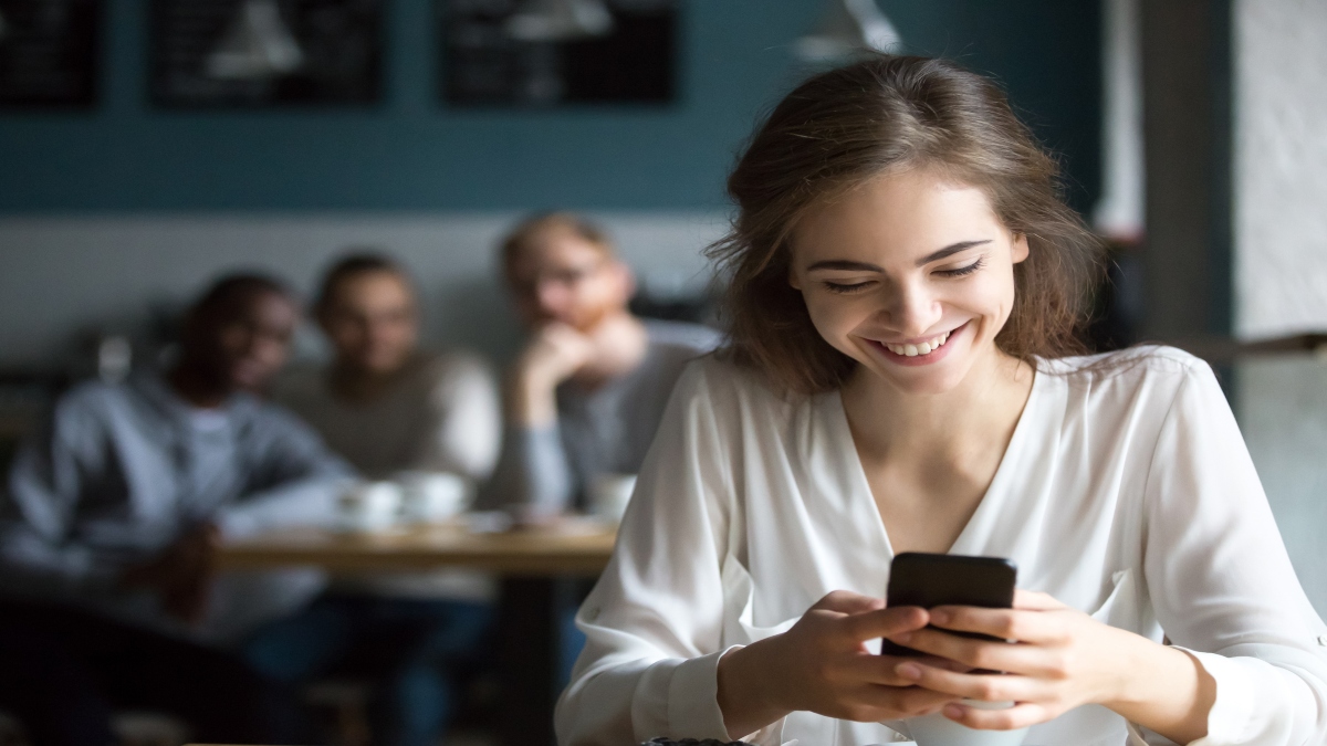 Hombres interesados en una chica que está sentada en una cafetería. (Getty Images)