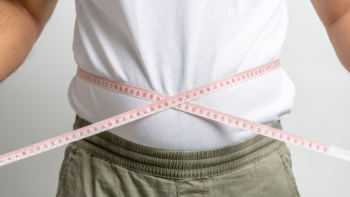 Hombre midiendo el perímetro de su abdomen