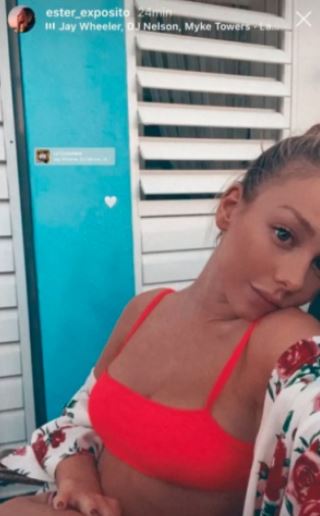 Ester Expósito muestra su sensual bronceado en redes sociales