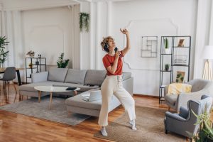 Mujer cantando y bailando alegremente (Foto vía Getty Images)