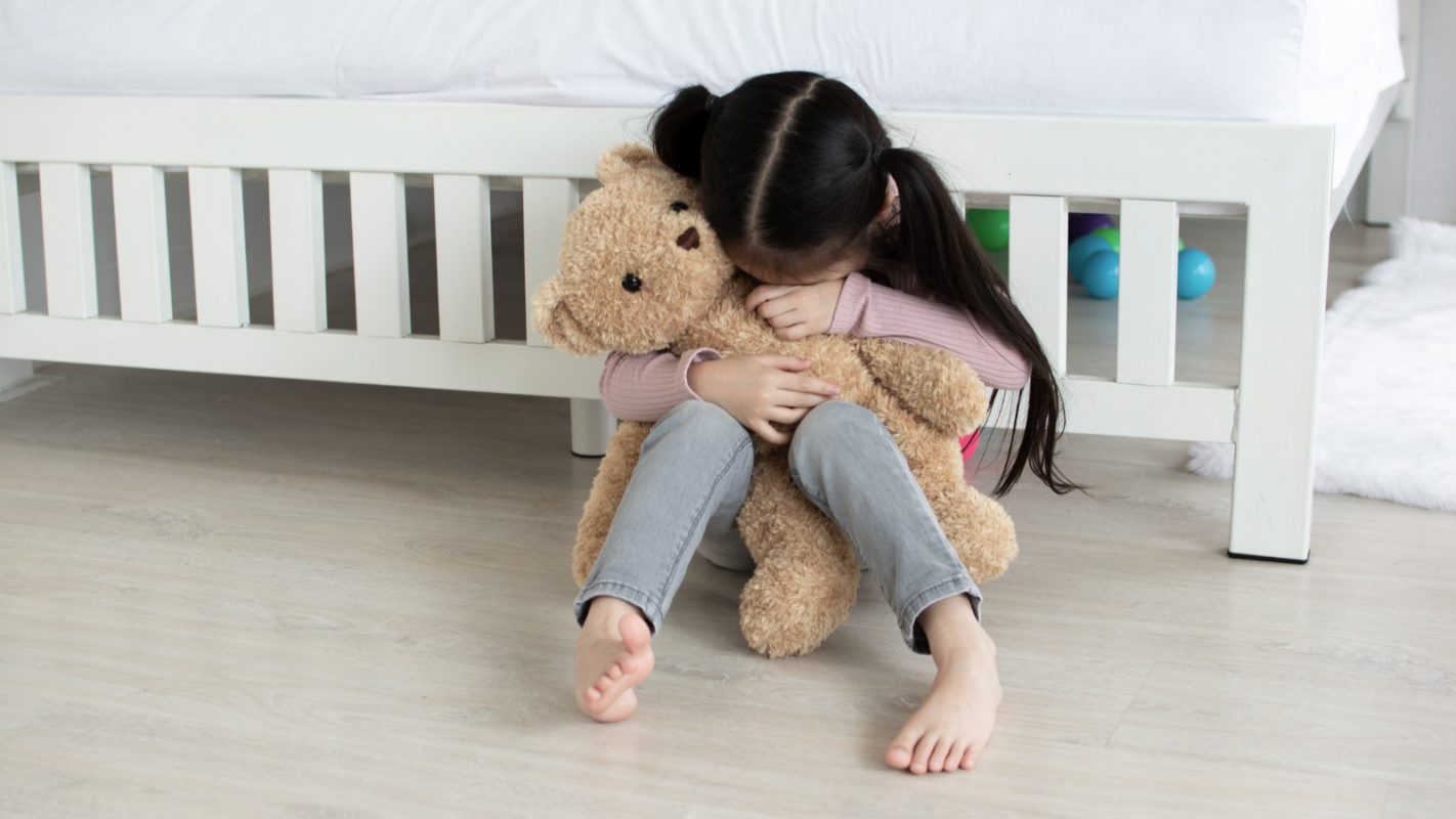 Niña triste en el suelo (Foto vía Getty Images)