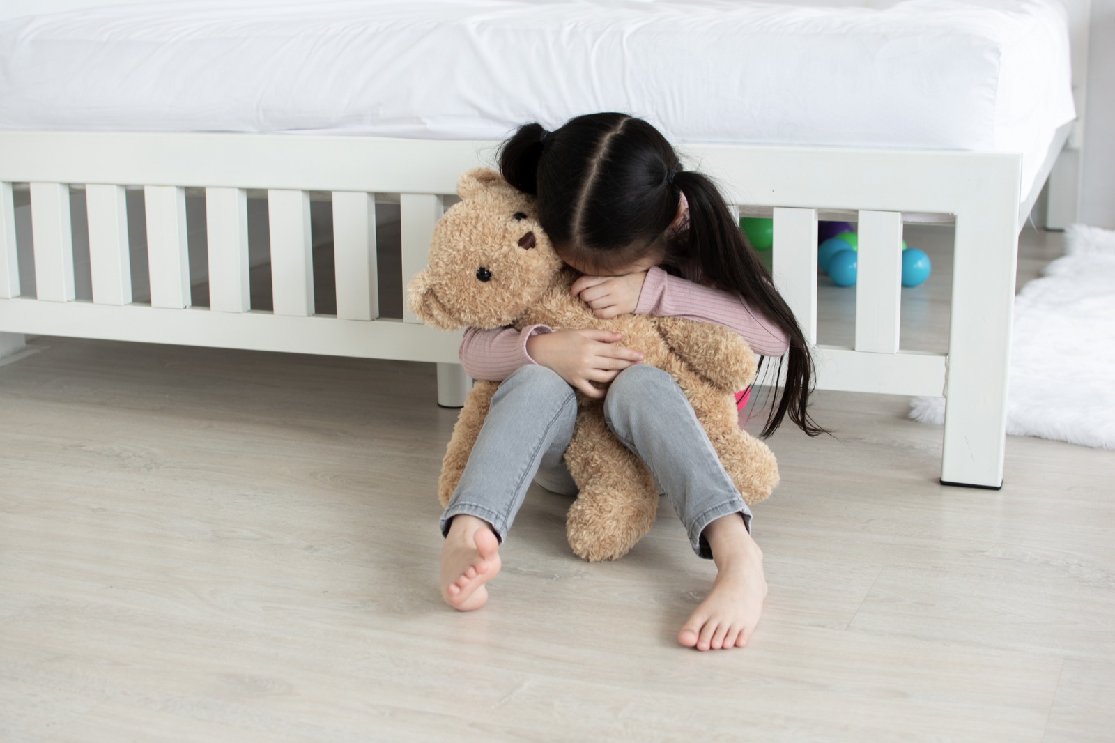 Niña triste en el suelo (Foto vía Getty Images)