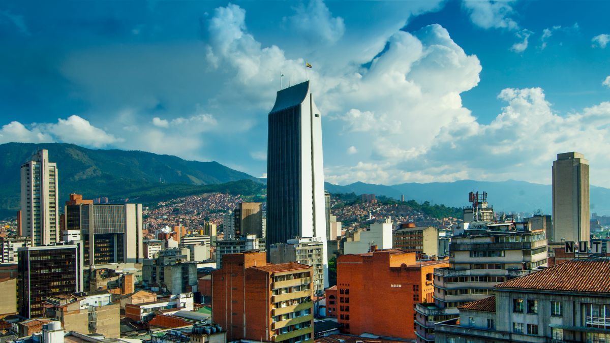 Panorámica de Medellín con edificio alto.