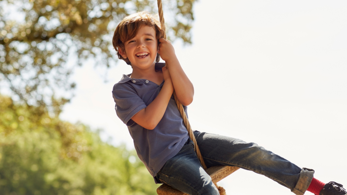 Niño en un columpio.