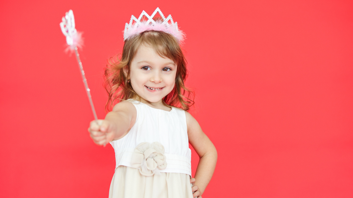 Niña vestida como princesa.