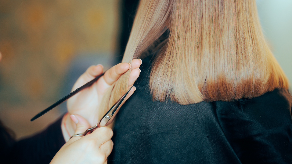 Peluquero cortando el cabello de una mujer. (Getty Images)