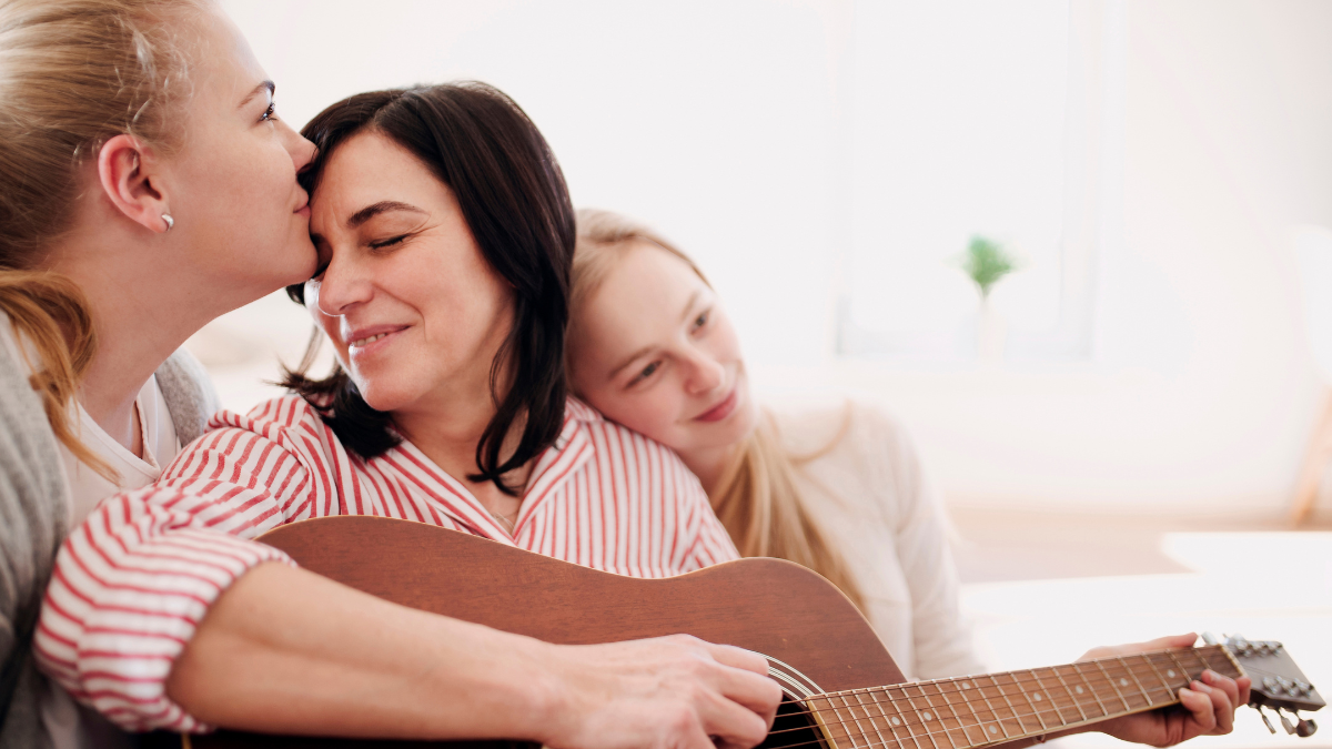 Madre con sus dos hijas y una guitarra.