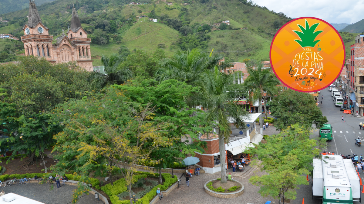 Parque principal de Barbosa, Antioquia; cartel del XXVI Festival de la Piña 2024.