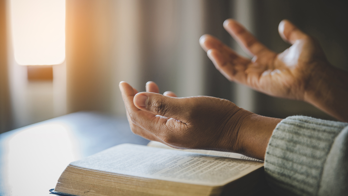 Persona orando con una biblia.