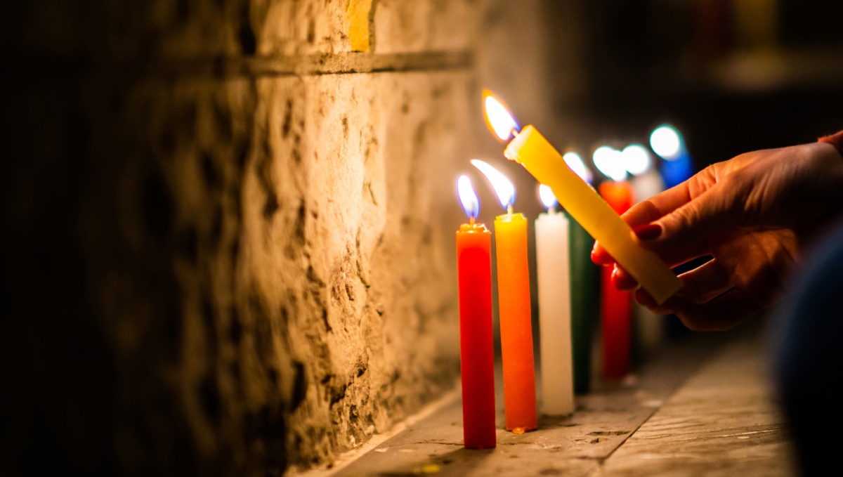 Esta es la vela que deberías encender el Día de Velitas si quieres atraer la abundancia