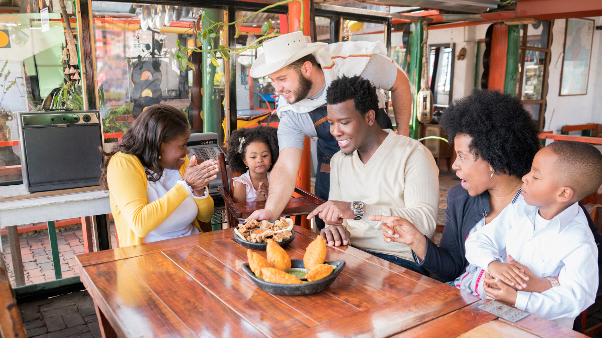 Familia comiendo en un restaurante.