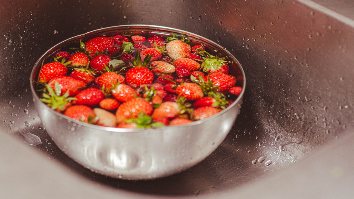 Fresas en un recipiente con agua.