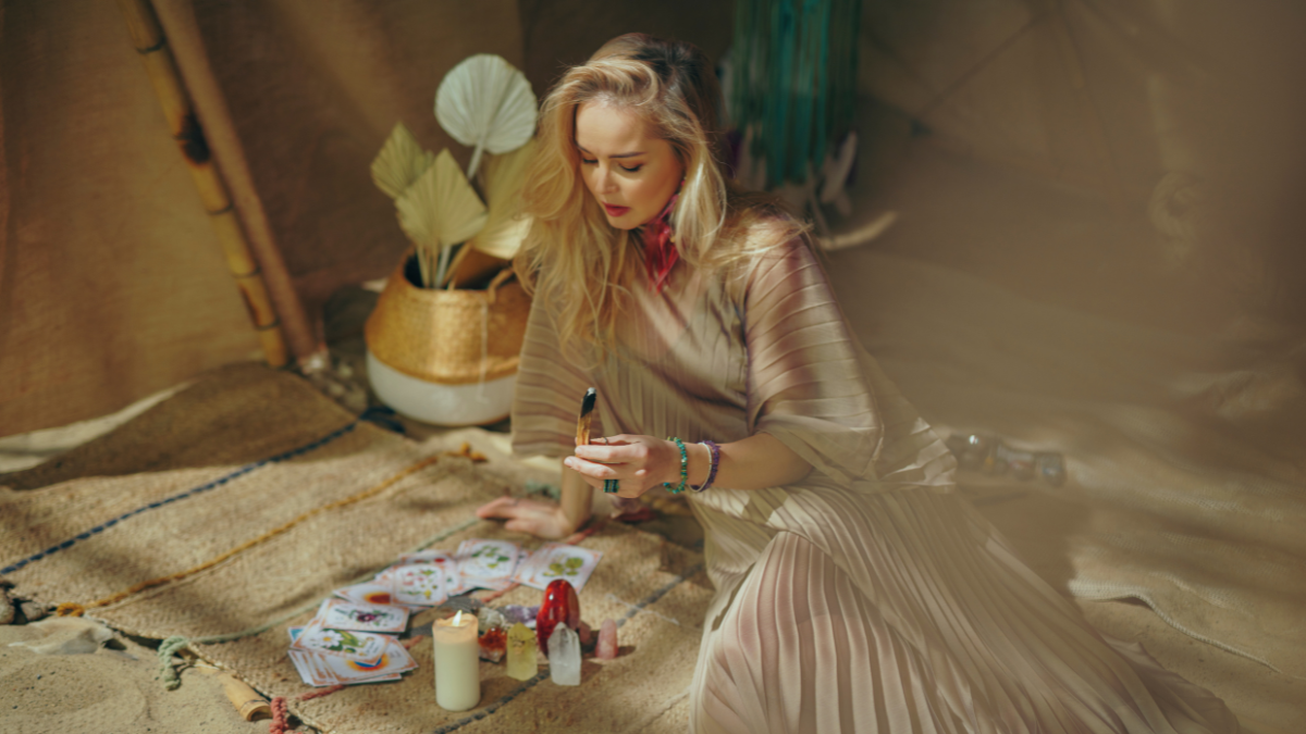 Mujer haciendo ritual de limpieza con velas.