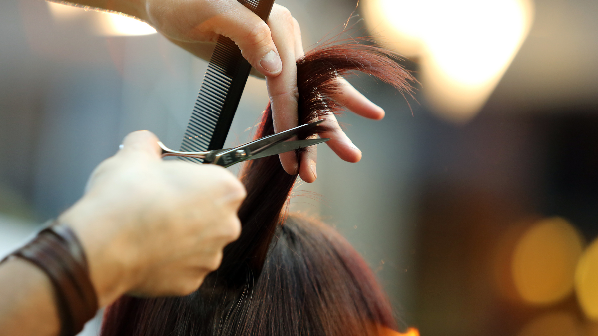 Peluquero cortando cabello.