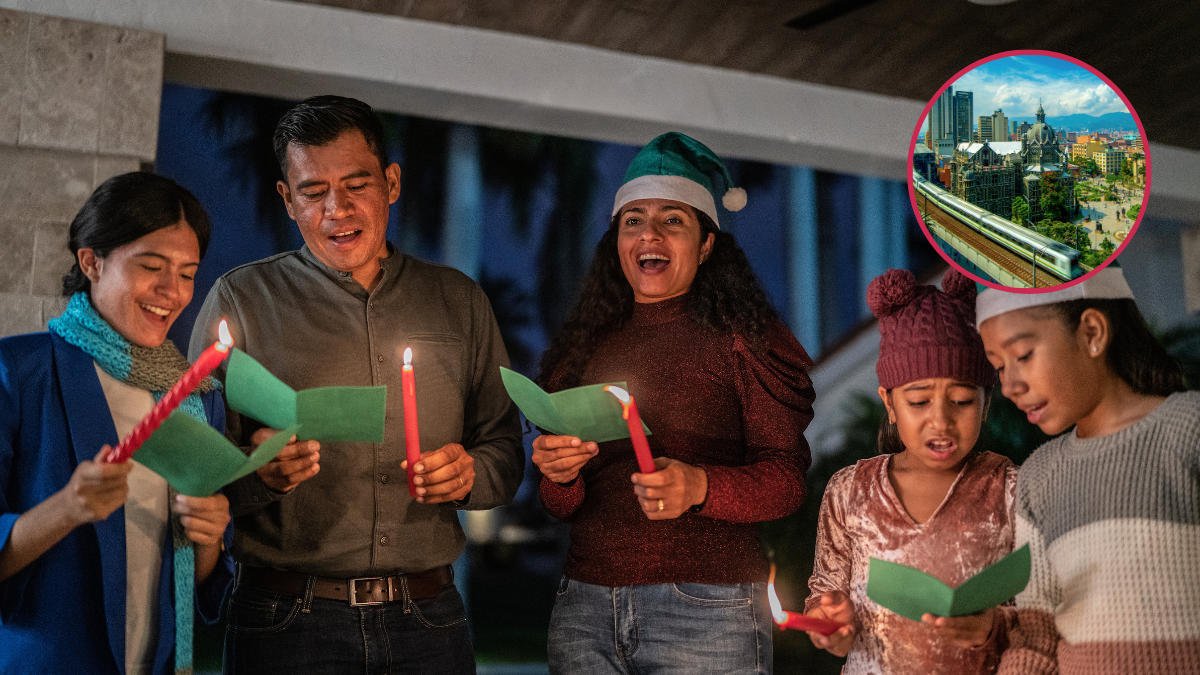 Personas haciendo la novena en familia; Medellín.