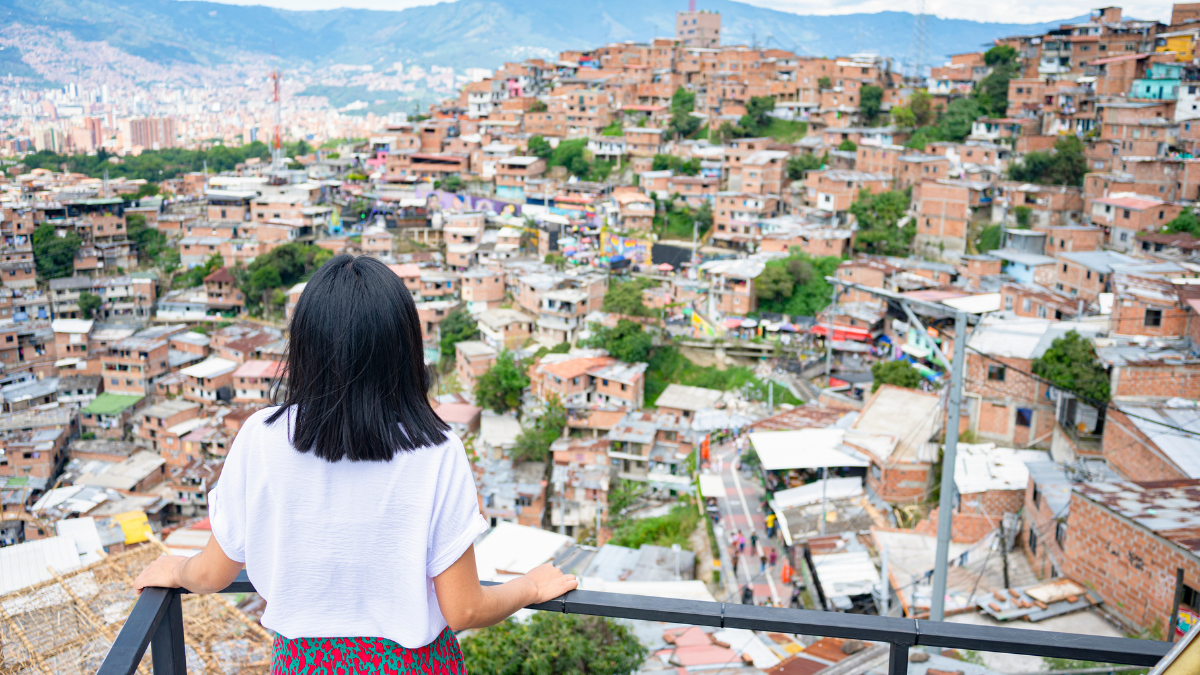 Mujer en mirador de la Comuna 13.