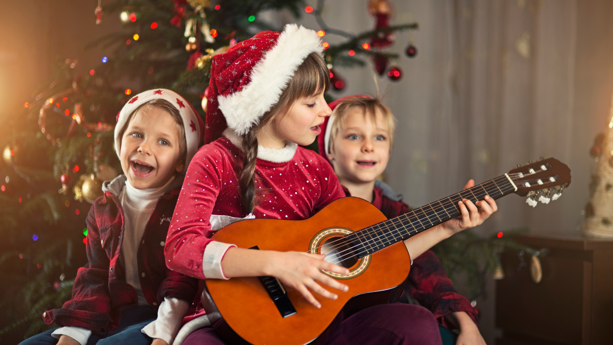 Niños cantando villancicos.