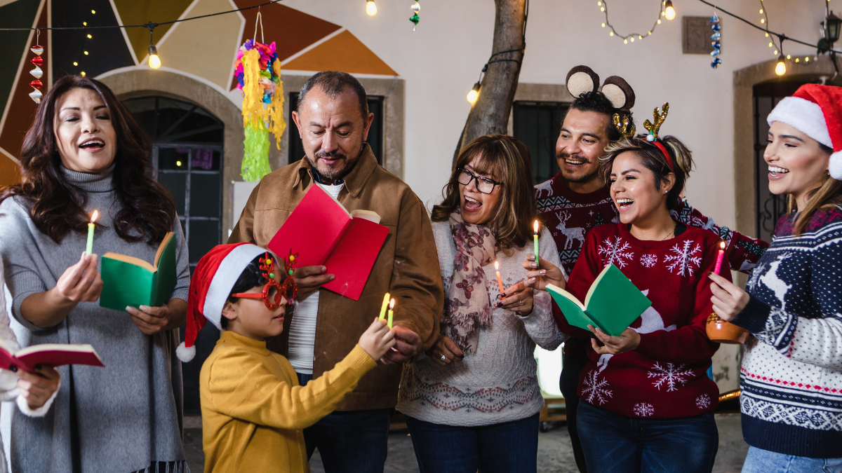 Familia cantando villancicos.