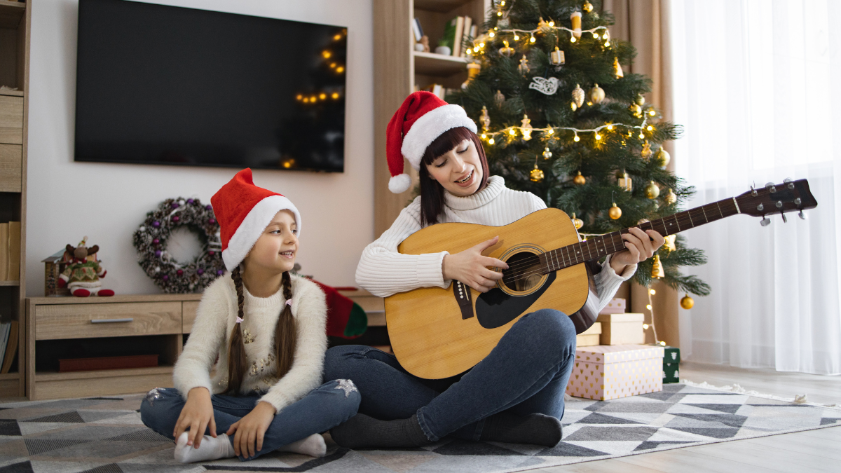 Madre e hija cantando en Navidad.