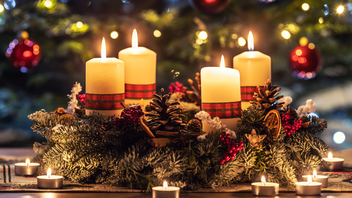 Velas blancas navideñas encendidas.